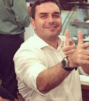 Queiroz ajudou esposa de Flávio Bolsonaro a quitar cobertura, diz MPRJ