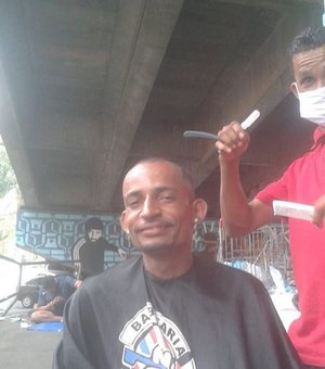 Ex-detento descobre talento como barbeiro e vai ganhar festa de formatura debaixo de viaduto em BH