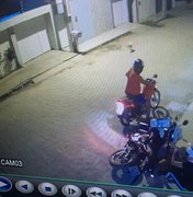 Imagens de circuito de câmeras flagram assalto no bairro Cavaco, em Arapiraca