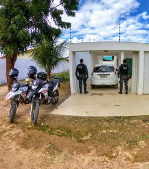 PM recupera carro furtado no bairro Nova Esperança, em Arapiraca