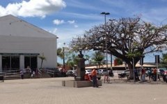 Árvore secular desaba no Centro Histórico de Penedo e fere homem