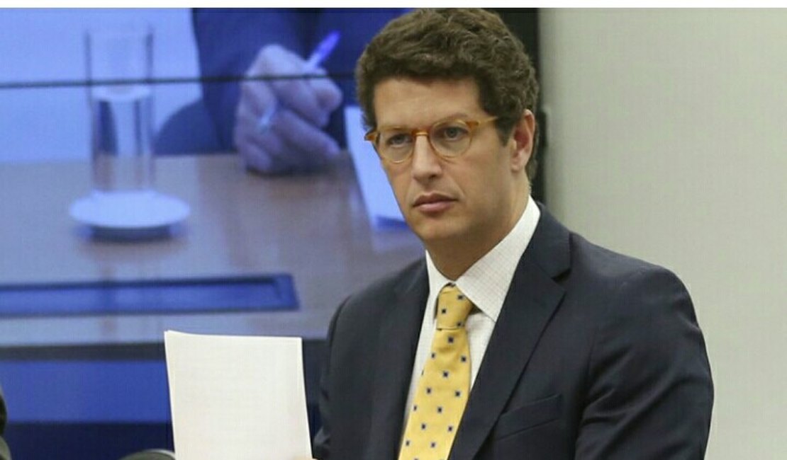 Óleo em praias é caso de poluição sem precedente, diz Ricardo Salles