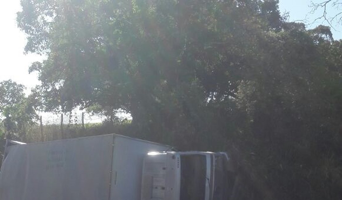 [Vídeo] Motorista tomba caminhão após ser baleado por assaltantes no Agreste