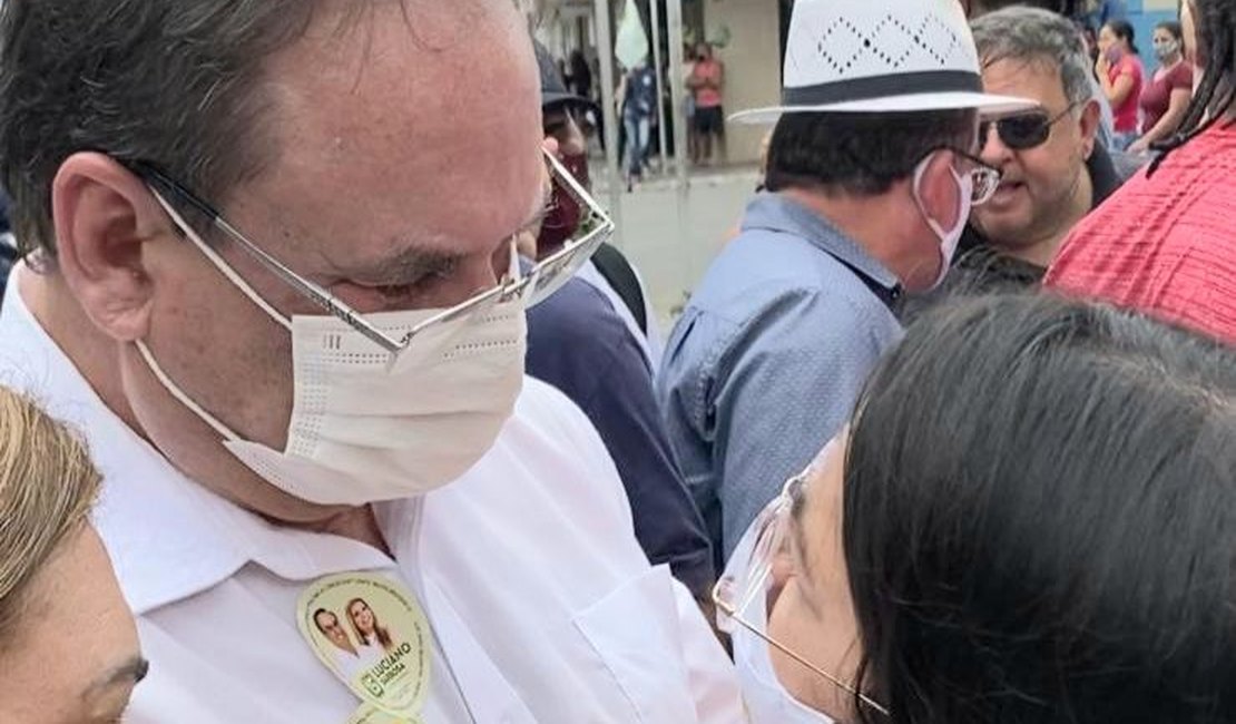 Maturidade: Luciano Barbosa e Gilvânia Barros se cumprimentam durante encontro no centro de Arapiraca