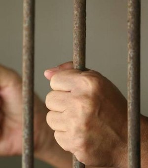 Homem é preso após se negar a pagar conta em restaurante e desacatar policiais, na Jatiúca