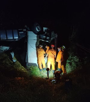 Saída de pista envolvendo três veículos deixa dois mortos na AL 101 Sul, em Coruripe