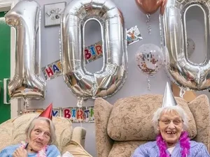 Gêmeas idênticas comemoram aniversário de 100 anos juntas na Inglaterra