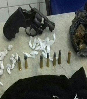 Arma, drogas e munições são encontradas com jovem