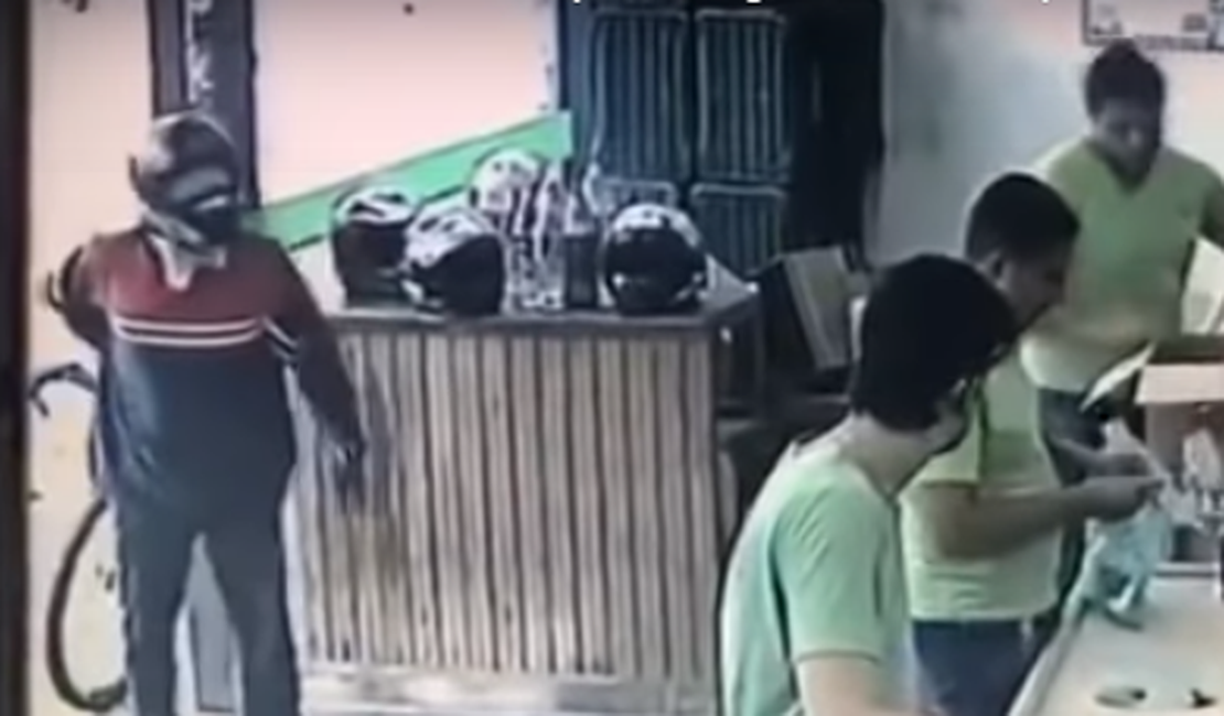 {Vídeo} 'Ladrãozinho inexperiente', diz supermercado que ignorou assaltante