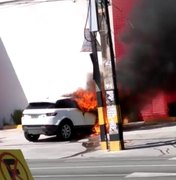 [Vídeo] Carro importado  pega fogo em cruzamento da Avenida Fernandes Lima