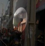 [Vídeo] Mulher se joga de prédio para escapar de incêndio na Bahia