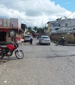 Duas mulheres são assaltadas por dois criminosos em uma moto preta em Arapiraca