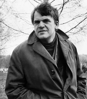 Milan Kundera, autor de 'A Insustentável Leveza do Ser', morre aos 94 anos