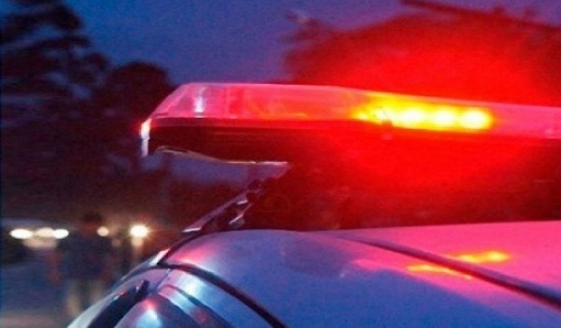 Jovem é preso e adolescente apreendido por roubo de celular