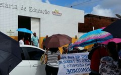 Servidores protestando contra atrasos salariais 