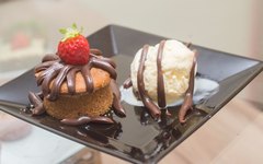 Casadinha do Antônio: brownie ou mini bolo + sorvete + cobertura 