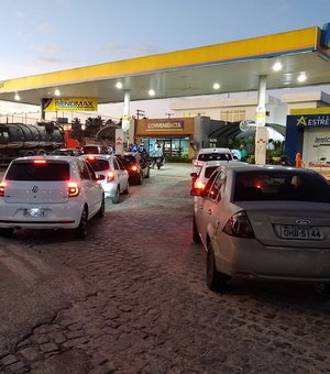 Com o litro de gasolina a R$ 5,85, posto de combustível começa a registrar filas em Maceió