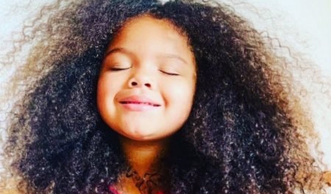 Criança viraliza exaltando cabelos cacheados: “Sou minha própria referência”