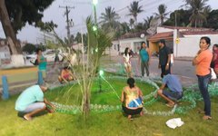  Moradores confeccionando árvore com garrafas pet, em Teotônio Vilela