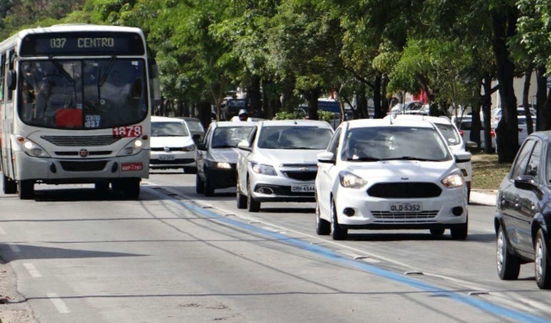 Colisão entre ônibus e moto deixa trânsito lento na parte alta de Maceió 