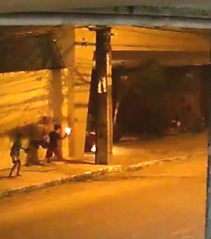 [Vídeo] Crianças jogam bomba de São João em moradora de rua no Recife