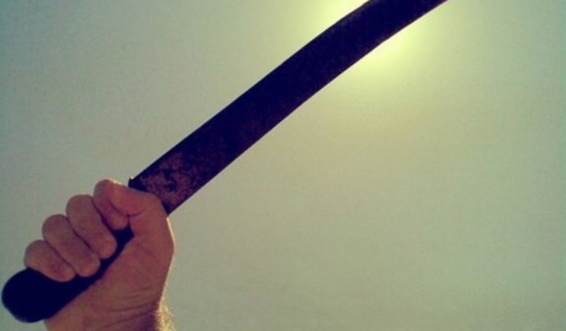 Menor de idade com facão ameaça homem em Peroba