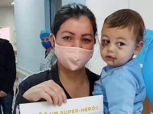 Bebê ferido em ataque a creche de SC recebe alta médica no Dia das Mães