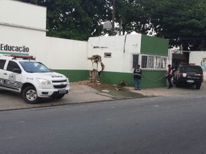 Bandidos explodem caixa eletrônico da Secretaria Municipal de Educação de Maceió