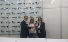 Diretora de Marketing da Semtur, Graziella Fritscher, recebeu o prêmio das mãos do presidente da Aviesp, Fernando Santos