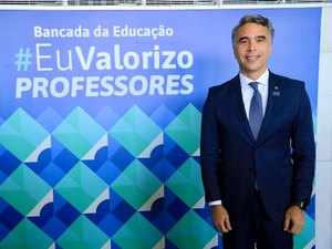 Deputado Rafael Brito assina termo de compromisso pela valorização dos professores