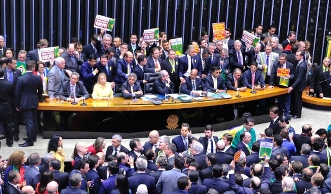 Câmara diz sim ao impeachment de Dilma Rousseff