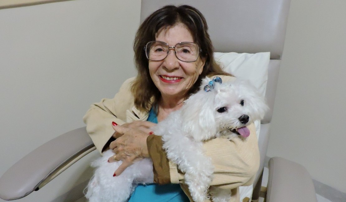 Paciente em tratamento cardiológico recebe visita da sua cadela no Hospital