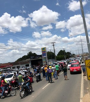 [Vídeo] Motoristas de aplicativo e motociclistas realizam protesto em Arapiraca contra o aumento de combustível