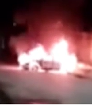 Carro pego fogo e assusta moradores no Tabuleiro do Martins