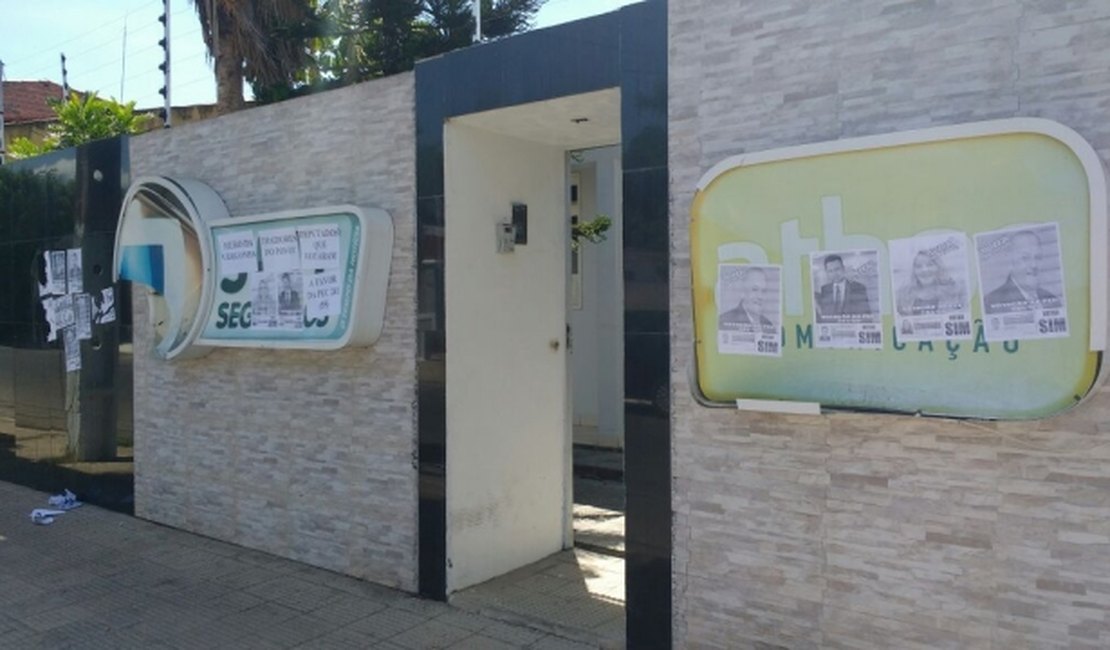 Vândalos colam cartazes na fachada do 7 Segundos em referência a PEC 55