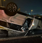 Carro de Paula Fernandes capota após veículo desgovernado bater na traseira