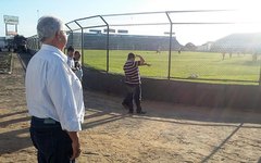 Prefeito Rogério Teófilo visitando o Estádio Municipal