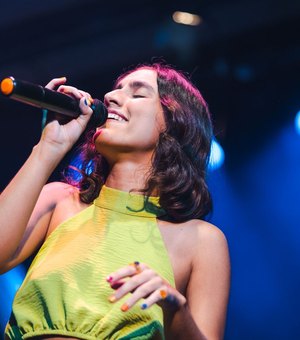 Bossa Nova invade Arapiraca com o show 'As Cores da Bossa' da cantora Duda Maia