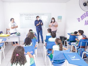 Prefeito Júlio César Visita escolas e incentiva alunos no dia da Provinha Palmeira