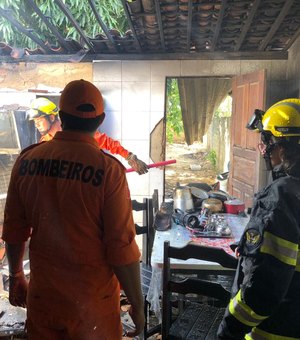 Incêndio destrói cozinha de residência em Penedo