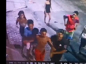 Vídeo: Momentos antes de ser assassinado, jovem é flagrado por câmeras de segurança sendo detido por outras pessoas