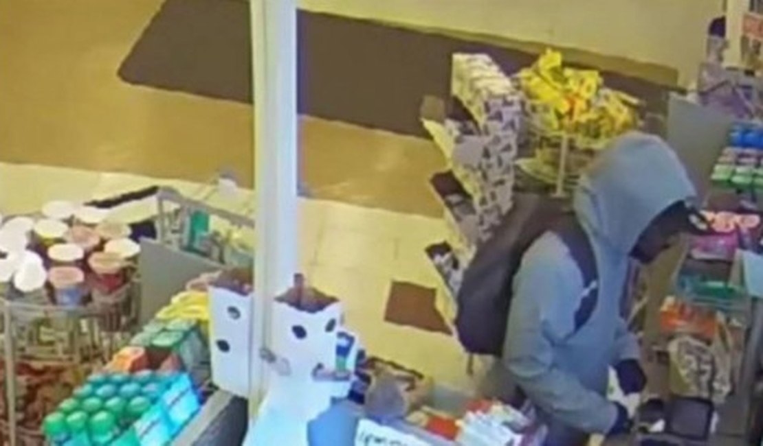 [Vídeo] Homem entrega bilhete durante assalto: 'Desculpa, meu filho está doente'