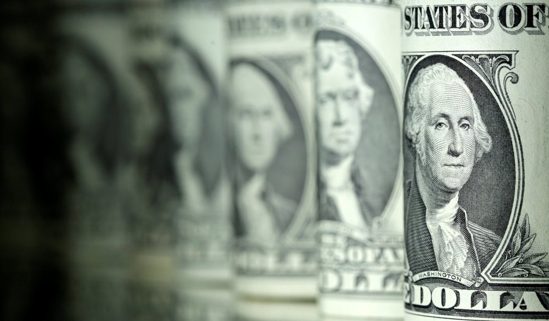 Dólar aproxima-se de R$ 5,30 e fecha no menor valor em oito dias
