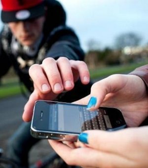 Jovem tenta roubar celular mas é contido por populares