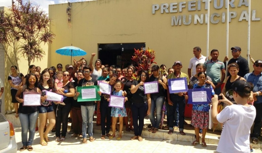 Servidores municipais realizam manifestação contra atraso de salários