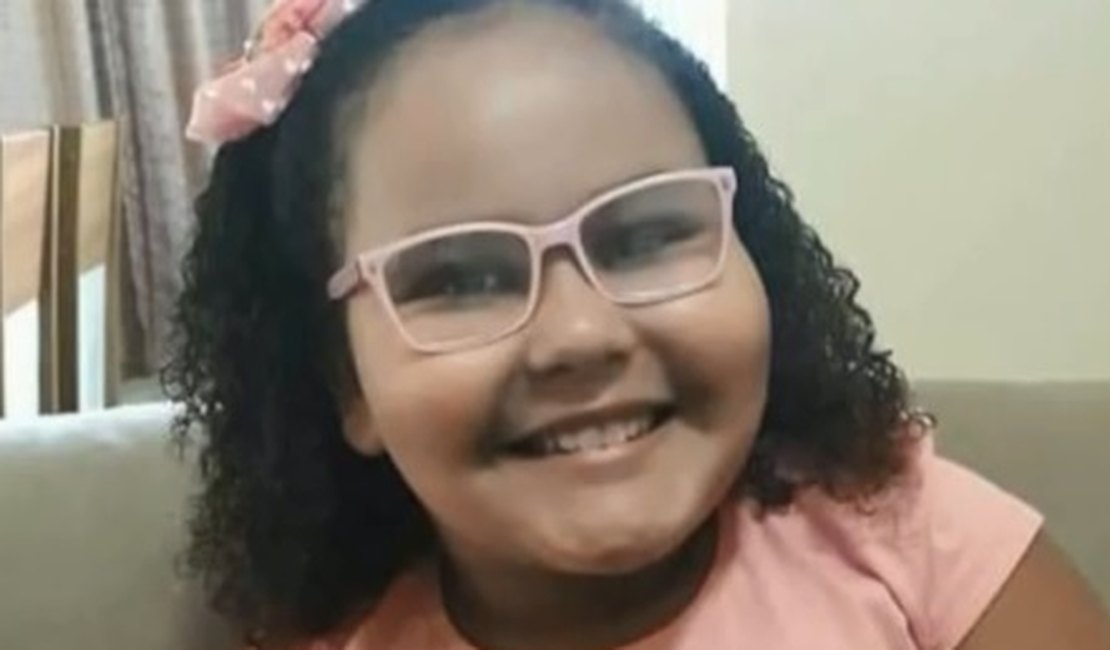 Menina de 8 anos morre atingida por bala perdida no sofá de casa