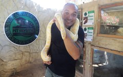 Uily Oliveira interage com cobra asiática