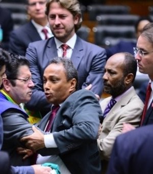 Deputados trocam empurrões e batem boca durante sessão do impeachment