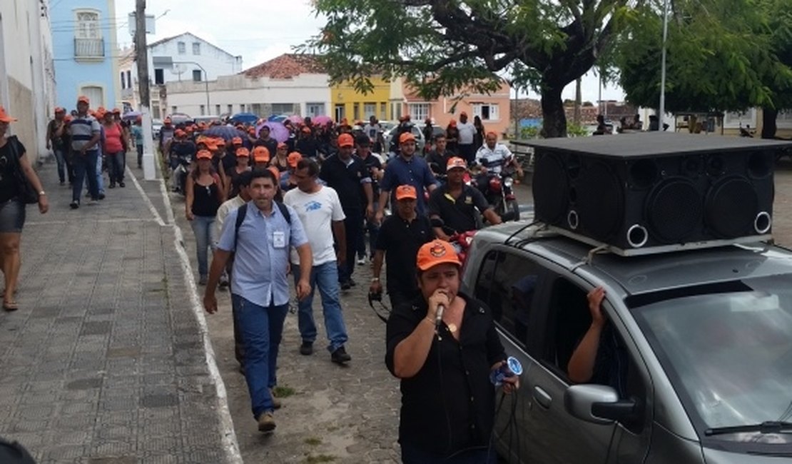 Em greve, servidores públicos de Penedo cobram salários de 2012