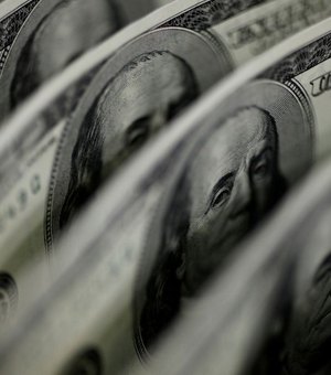 Dólar desacelera e fecha em R$ 5,57 após discussão de PEC ser adiada